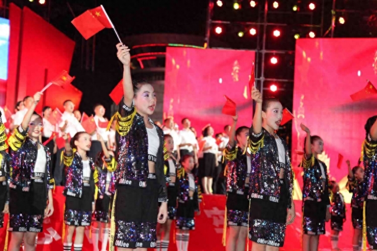 9月27日晚，东莞长安镇在长安广场举行庆祝新中国成立70周年文艺演出。围绕“我爱你，中国”主题，精心策划了“序、讴歌祖国、讴歌人民、讴歌时代、尾声合唱”等五大环节，用丰富