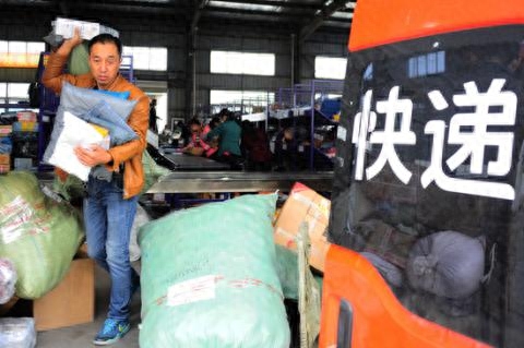 一位快递员正在搬运包裹。视觉中国供图一个披着睡袋的阿里巴巴员工。阿里巴巴园区，一个正在睡觉的工作人员。一名员工正在休息。阿里巴巴园区为“双11”准备的水果。购物是一件