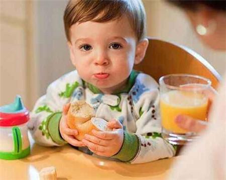 宝宝不愿意咀嚼食物怎么办？很多家长因为担心宝宝的咀嚼能力弱，总是给宝宝提供稀烂或很软的食物，宝宝没有机会接触较干或较硬的食物，咀嚼能力肯定会受影响，同时也不再愿意
