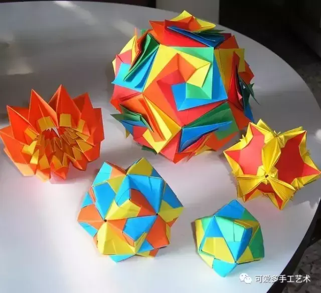 立体的纸花球，看起来折法很复杂其实只需要准备一张小纸折出一个小小的立体形状再用其它不同颜色的小纸继续折几十个同一形状的小组件最后再拼插在一起就有一个超立体的纸花球
