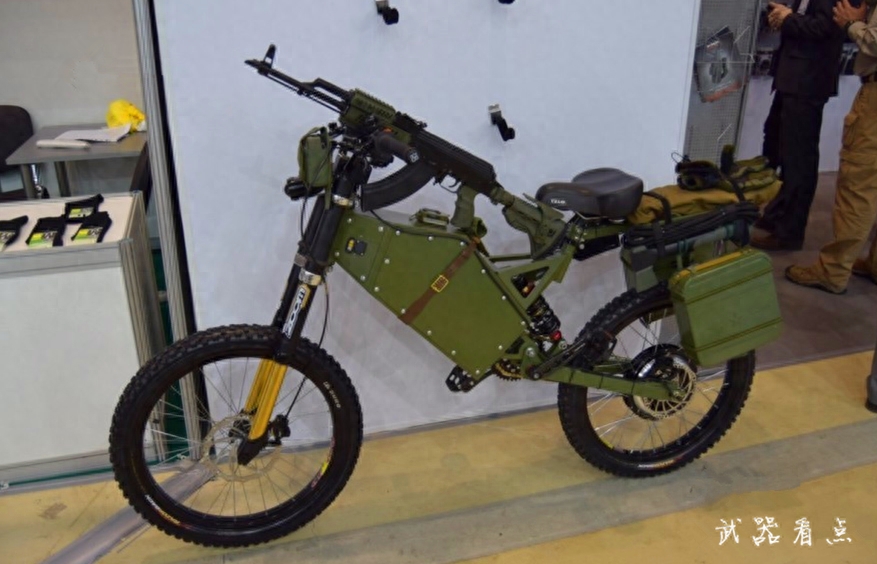 军事丨这才是真正的“战术”电动车，还装备AK47和反
