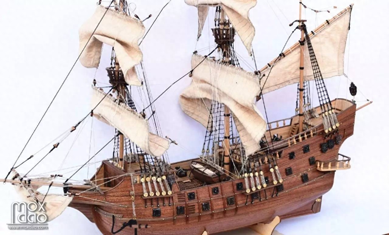 15世纪中后期，英国的私掠船对西班牙的商船不断进行袭击，那些被激怒了的西班牙人认为那些袭击他们的英国人简直就是海盗，于是开始建造一些足以保卫自已的大型风帆战船。在15