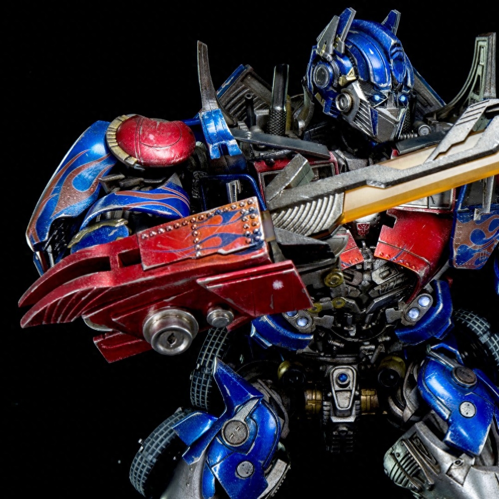 擎天柱（Optimus Prime），是动漫作品《变形金刚》中的主角。擎天柱是《变形金刚》数部作品系列中汽车人（Autobots/博派）的领袖。《变形金刚》擎天柱模型：作品全高48.25cm，全身超过