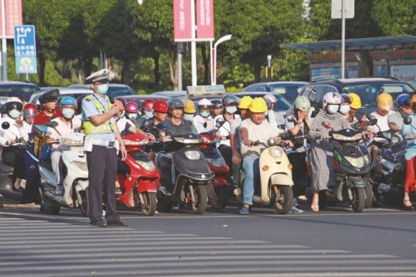 今年7月1日起，电动自行车充电器、头盔“强制性国家标准”（以下简称“新国标”）正式实施。新国标对电动自行车充电器充电口作出了统一的要求。头盔新国标则是在原摩托车乘员头