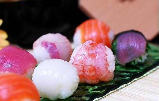 寿司是日料控的最爱，为了能让寿司受众人群扩充，新奇，可爱，精致的波波球寿司就诞生了。谁家孩子总是没有食欲？有了这款波波球寿司的食谱，家长们再也不用担心孩子的温饱问