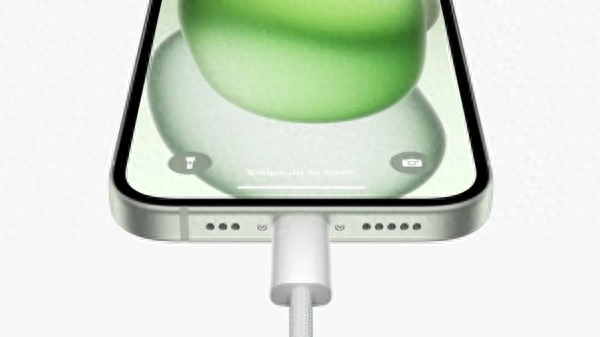 【手机中国新闻】iPhone 15系列全员都换上了USB-C接口，但还有有很多消费者担心苹果数据线不能和安卓数据线实现互通，使用还是不方便。iPhone 15系列近日，有关iPhone 15系列的评测结果已