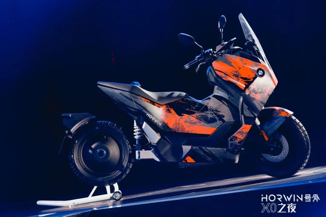 11月1日，HORWIN（号外）“X0之夜”在重庆圆满落幕，正式发布基于一体化智能底盘打造的全球首台高性能电动城市ADV（Urban-ADV）和全球首台电动超级旅行车（Hyper GT），结合两轮辅助驾驶