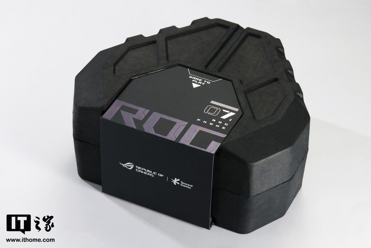 4 月 13 日，ROG 推出了全新的腾讯 ROG 游戏手机 7 系列新品，印象中 ROG 游戏手机的每次更新，都会带来意想不到的创意设计和全新功能，那今年的 ROG 7 系列除了搭载最新的第二代骁龙 