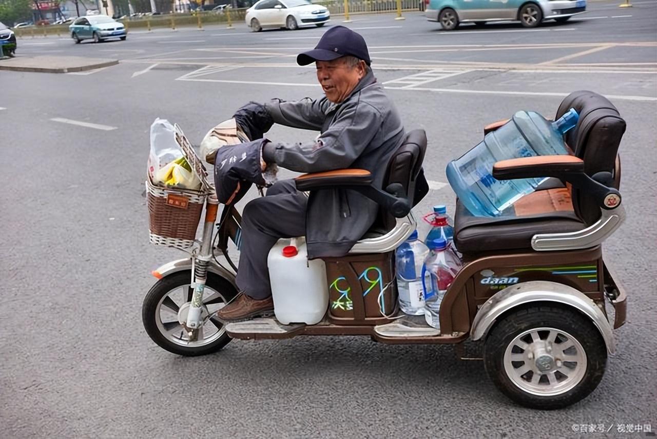 70岁老人没驾照能开哪些代步车？交警告诉你答案：