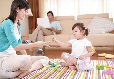 1.听指令做动作适合年龄：6个月以上玩法：家长面对宝宝，发出简单的指令，如叫他拍拍手，摇摇头，或伸出舌头笑一笑等，一面说一面亲自示范给他看，要是宝宝的年龄可了解说话的