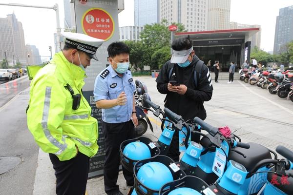 南昌街头共享电动车配上智能头盔，扫码即可取用