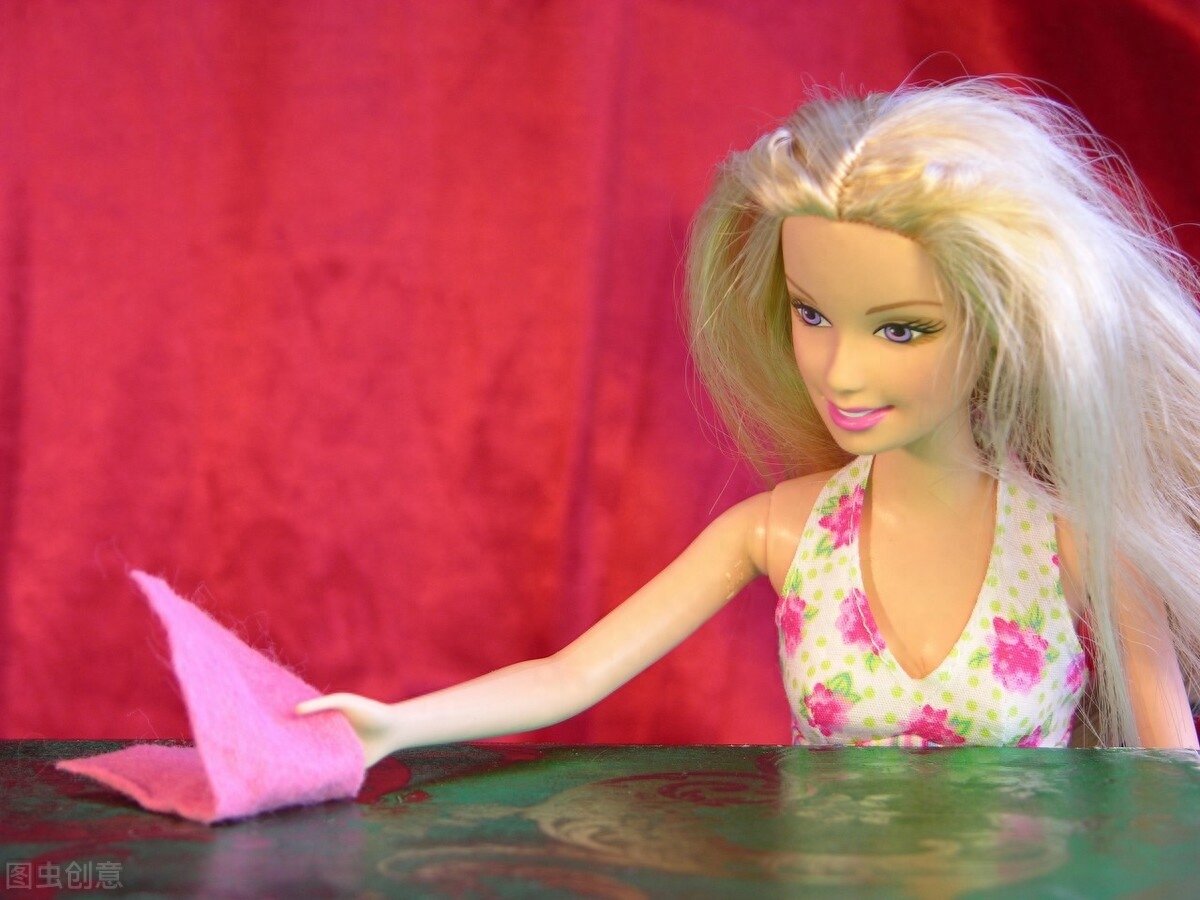 玩偶，意思是指供儿童玩耍的人形玩具。那么，玩偶有哪些类型呢，你喜欢哪一款，欢迎在评论区讨论呢。芭比娃娃芭比娃娃(Barbie)由Ruth Handler发明，于1959年3月9日举办的美国国际玩具展
