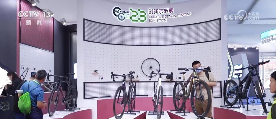 央视网消息：第31届中国国际自行车展5月5日在上海开幕，集中展示了自行车产业在新技术、新材料、新工艺以及智能化方面的最新成果。本届展会共有70个国家和地区的1200多家企业参展