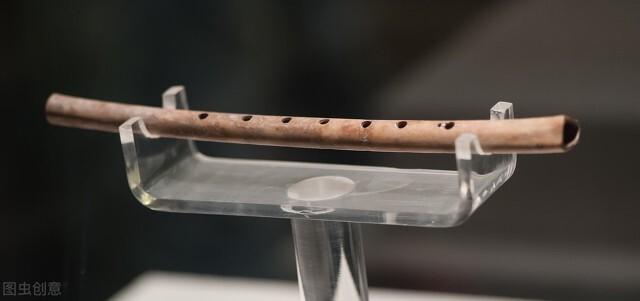 骨笛：古代乐器就属于民族乐器，我们之所以叫古代乐器，一定是因为他出现的时间比较早 ，历史比较长，还有一部分，在今天已经不再使用了。我国最早的乐器，出现在远古时期，距