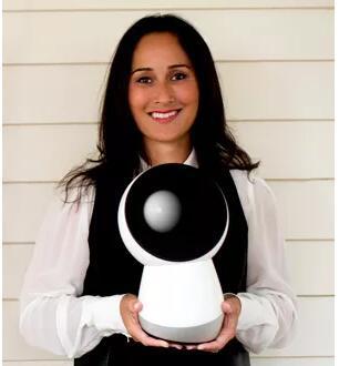 Cynthia Breazeal想让这个小机器人成为你们家的新家庭成员。世界上的机器人大约都有着咖啡机一样的魅力，但是 Cynthia Breazeal的机器人可不是如此。Huggable是一个泰迪熊；Kismet是一个有着大