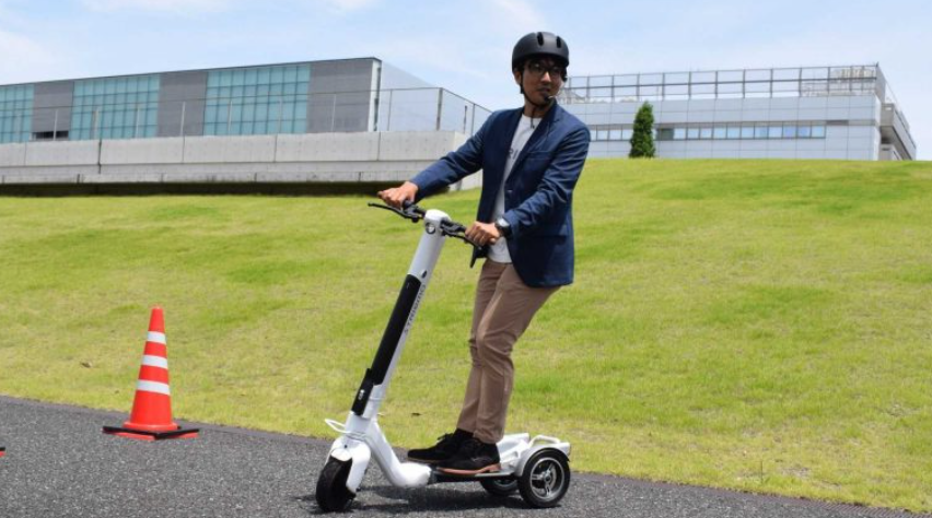IT之家 6 月 20 日消息，本田 Ignition Initiative 旗下的 Striemo Inc. 宣布将在 2022 年第四季度前向市场推出一款三轮电动滑板车。据介绍，该电动滑板车不寻常地增加了第三个轮子，使其更加平