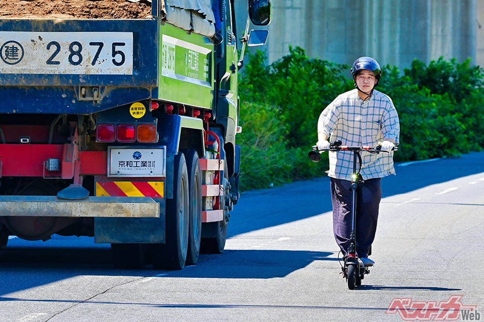 最近广州这边关于禁止电动自行车如火如荼，政府组织各界开会。开四个轮子的老司机当然说天下苦电动自行车久矣。但是送外卖送快递为首的打工人肯定反对。但是最近在日本，却有