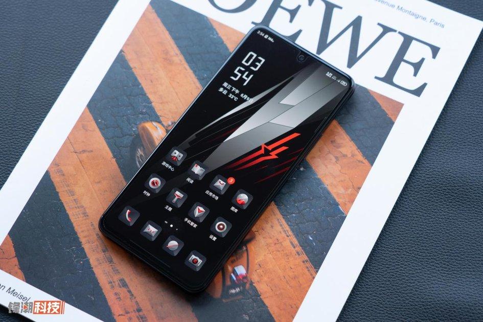 争做最轻薄的游戏手机，红魔算是跟友商吵得不可开交，在当下多少游戏手机的厚度和尺寸都在 10mm 和 230g 以上，是个不折不扣的板砖，而其实现在有不少用户是希望能够买到一台游戏