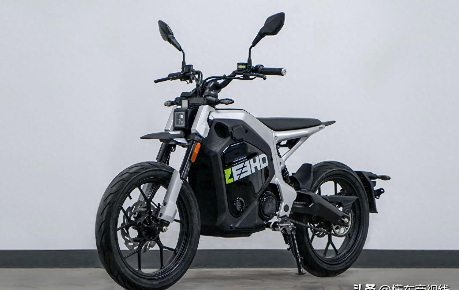 极核推出新款电动摩托车C!TY PLAY，预计将于11月7日在2023米兰国际摩托车展上亮相展出。该款车型拥有更大的电池仓，预计续航里程将会更长。C!TY PLAY系列是ZEEHO极核旗下的电动摩托车品