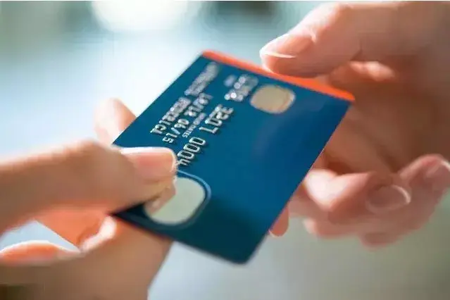 信用卡逾期潮来临，银行发布“最严”新规，卡奴们